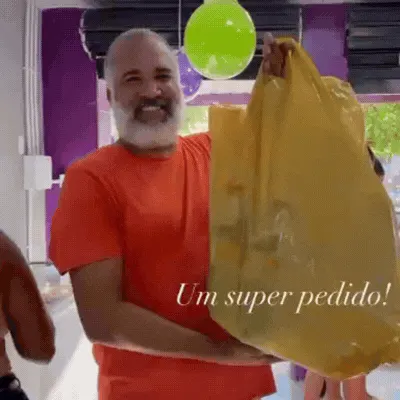Cliente levando potão de açaí gourmet